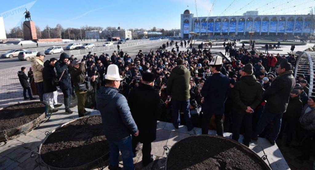 Бишкекда митинг иштирокчилари парламент биноси атрофида жонли занжир ҳосил қилди