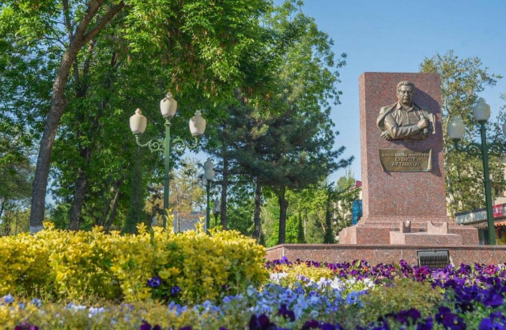 Toshkentdagi Chingiz Aytmatov koʻchasi boʻylab fotosayohat