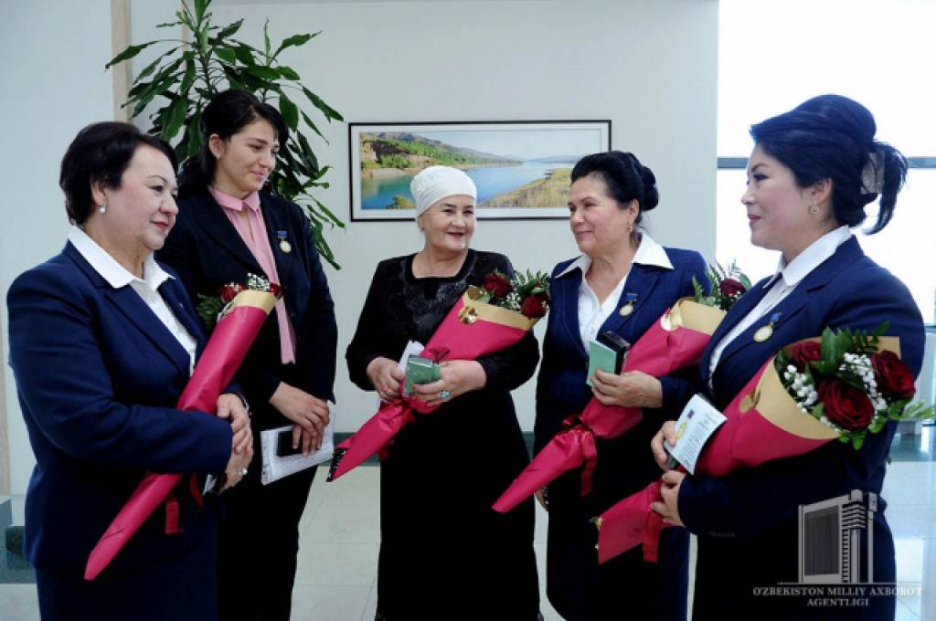 Кўкрак нишонлари топширилди​