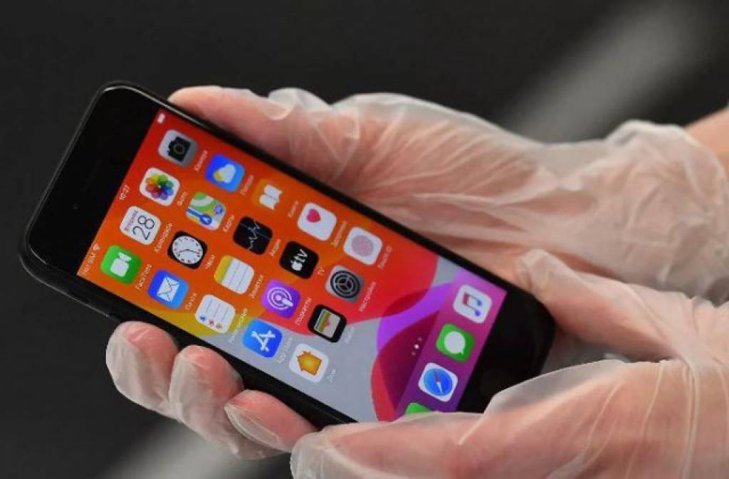 Apple компанияси iPhone смартфонлари учун “коронавирусли“ янгиланиш эълон қилди
