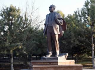 Юристы позаботятся о памятнике и доме-музее Гафура Гуляма