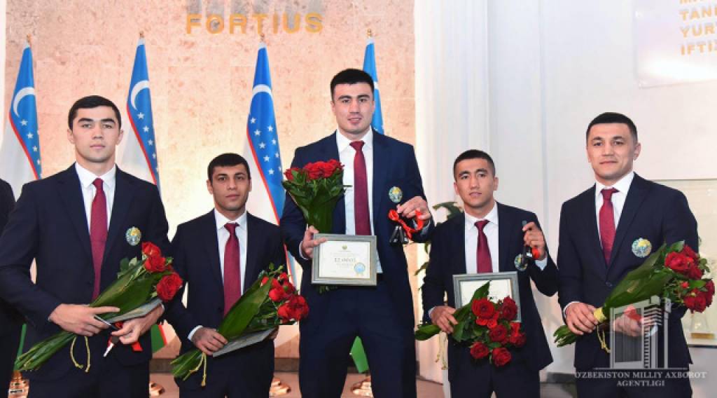   Достойное поощрение чемпионов мира