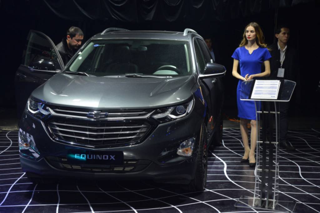 Уз янги. Equinox Chevrolet 2020 Uzbekistan. Узбекские иномарки автосалон Equinox 2020. Uz avto Motors заводы. Афтомабил нови Узбекистан.