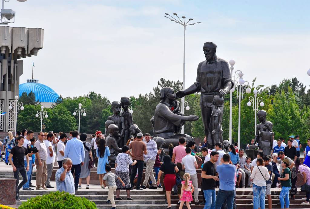 Жизнь в ташкенте. Ташкент памятник Шамахмудов. Памятник семье Шамахмудовых в Ташкенте. Памятник кузнецу в Ташкенте Шамахмудову. Монумент дружбы народов Ташкент.