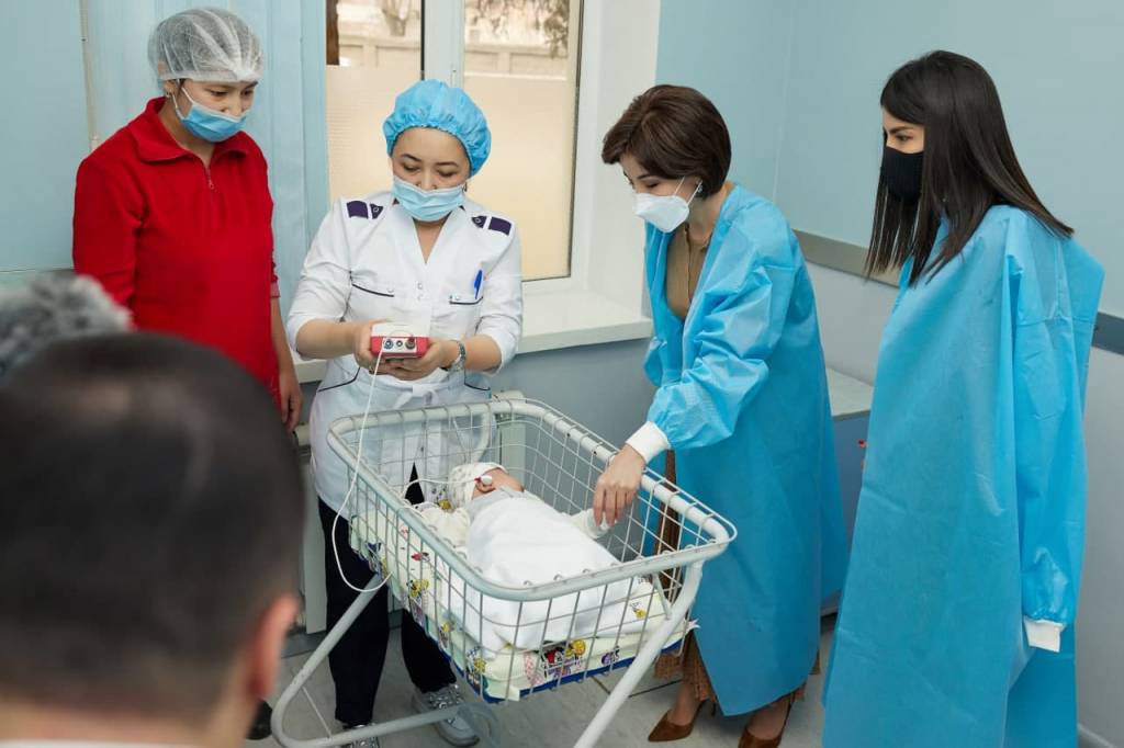 Yosh tombul qizlar shahvoniy