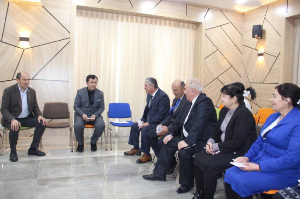 Сенатор маҳалла раислари билан учрашди