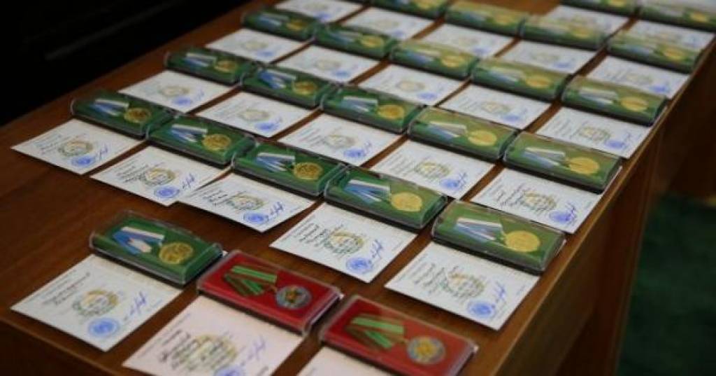 Бир гуруҳ фаоллар “Фуқаролик жамиятини ривожлантиришга қўшган ҳиссаси учун” кўкрак нишони билан тақдирланди (РЎЙХАТ)