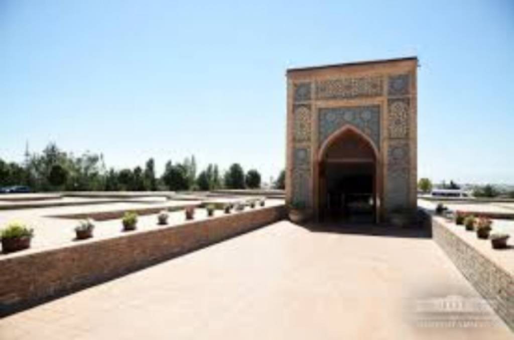 Мирзо Улуғбек расадхонаси ўрнини ким аниқлаган?