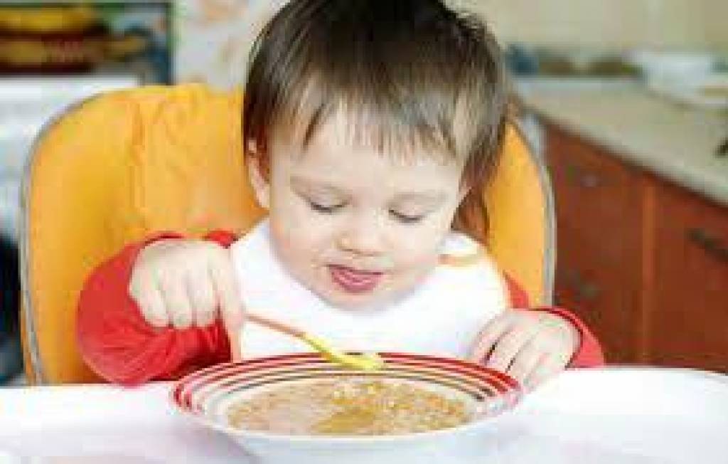 Возрасте до 3 лет принимать. Питание детей. Еда для детей. Еда для детей до года. Ребенок кушает кашу.