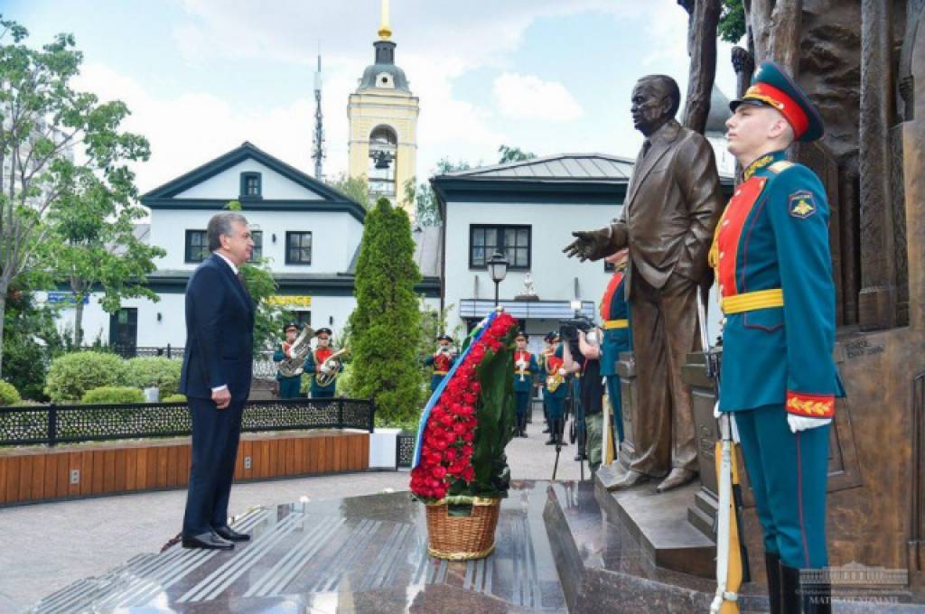 President of Uzbekistan visits Islam Karimov Square in Moscow