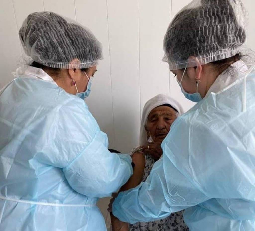102-летняя бабушка из Джизака сделала прививку