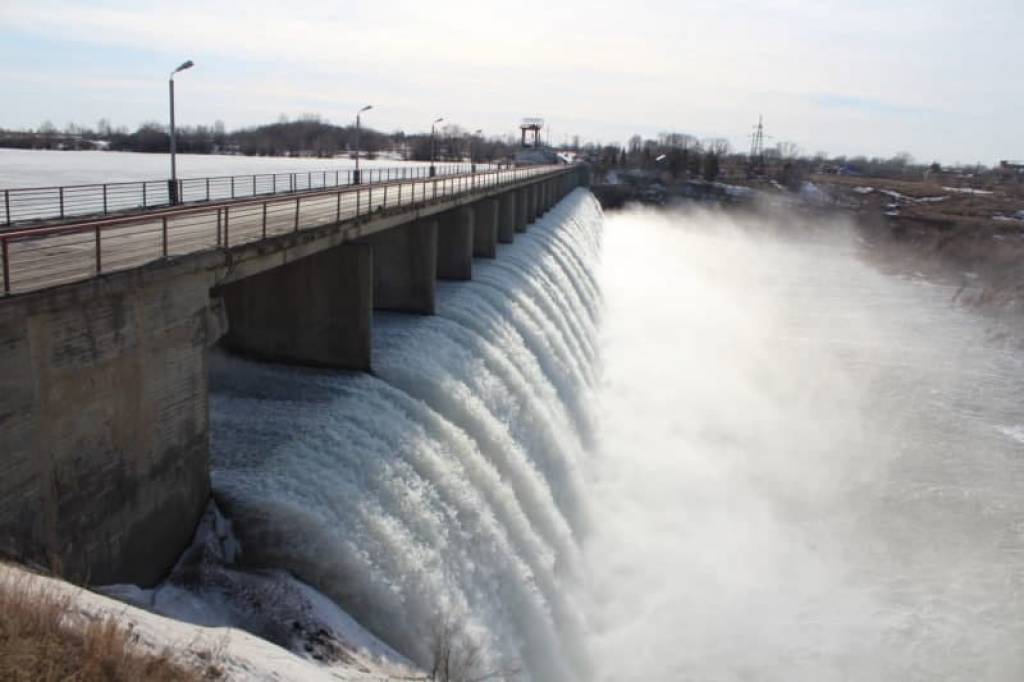 Плотина перелив. Сергеевское водохранилище. Сергеевское водохранилище Казахстан. Шардара ГЭС. Ишим Сергеевка.