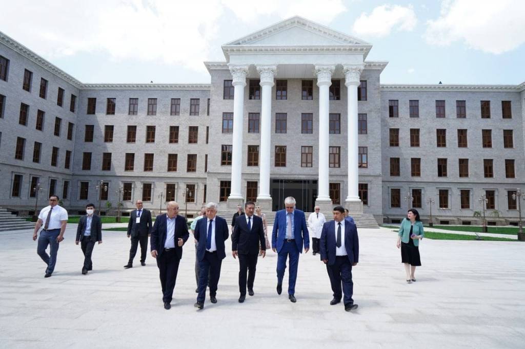 алмаз золотой дворец самарканд. самарканд давлат университети биноси. самарканд тиббиет институти. Oqdaryo tumani.