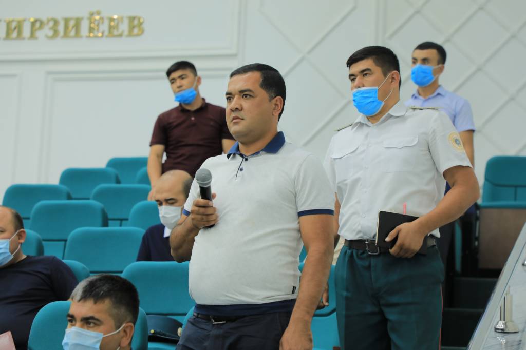 Эркинжон Турдимов муаммони айтган маҳалла раисини мукофотлади