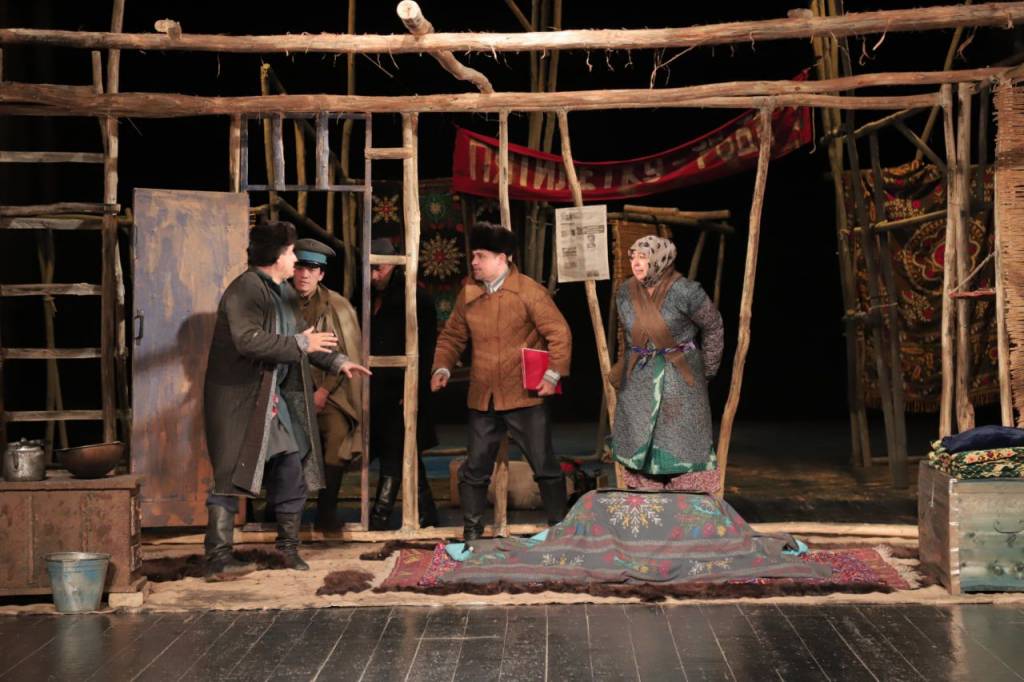 Sahnada "Dunyoning ishlari"