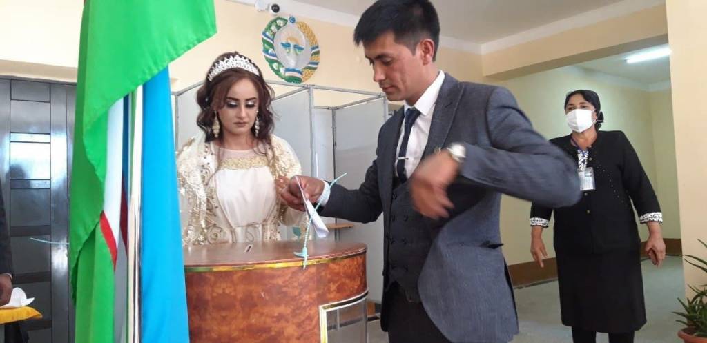 Uch juft yosh kelin-kuyov baxtli turmush uchun ovoz berdi