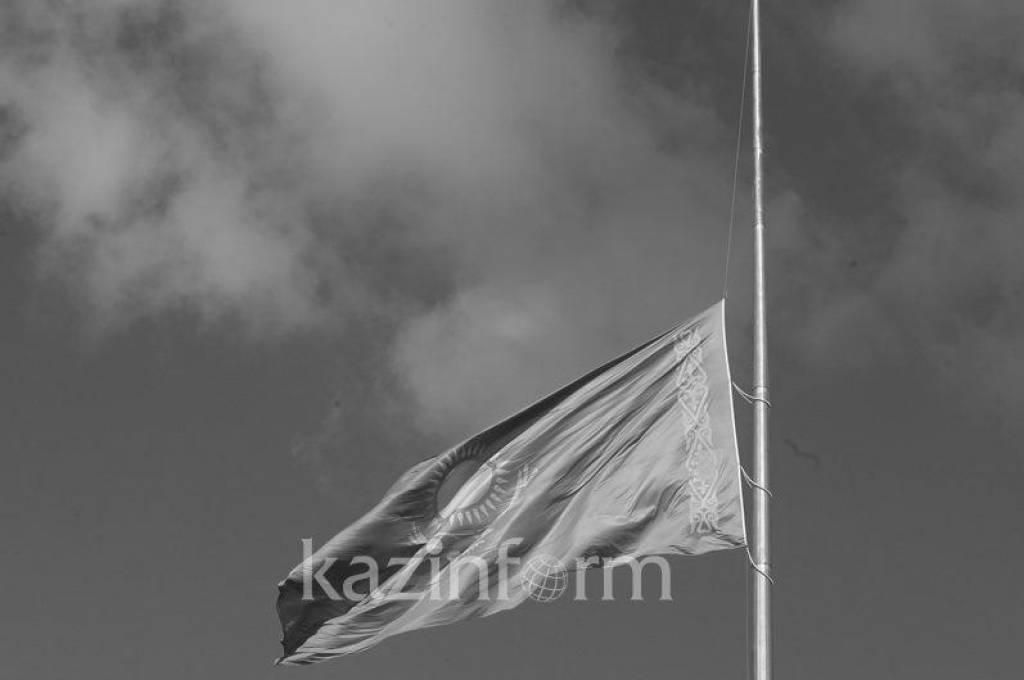 Флаг траура фото. Траурный флаг. Приспущенный флаг Казахстана. Общенациональный флаг. Флаг в дни траура.