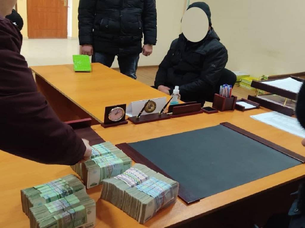 Жиноят ишини ҳал қилиб бериш эвазига ходимга пора таклиф қилган шахс қўлга олинди
