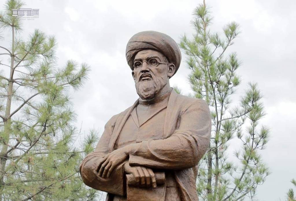 Behbudiy haykali poyida mushoira