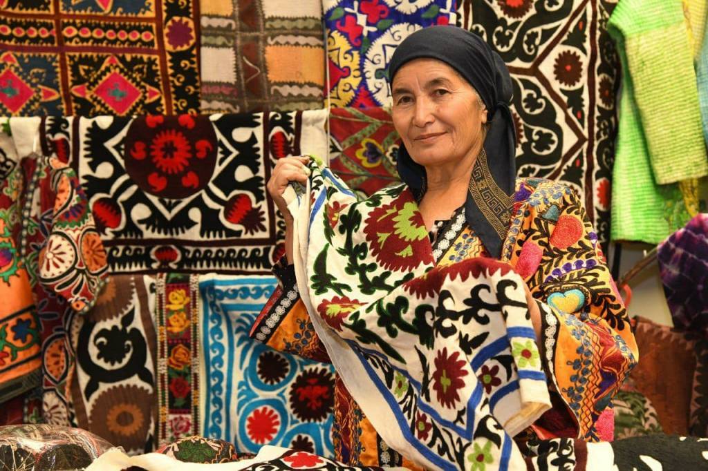 Демонстрация изделий национального ремесленничества