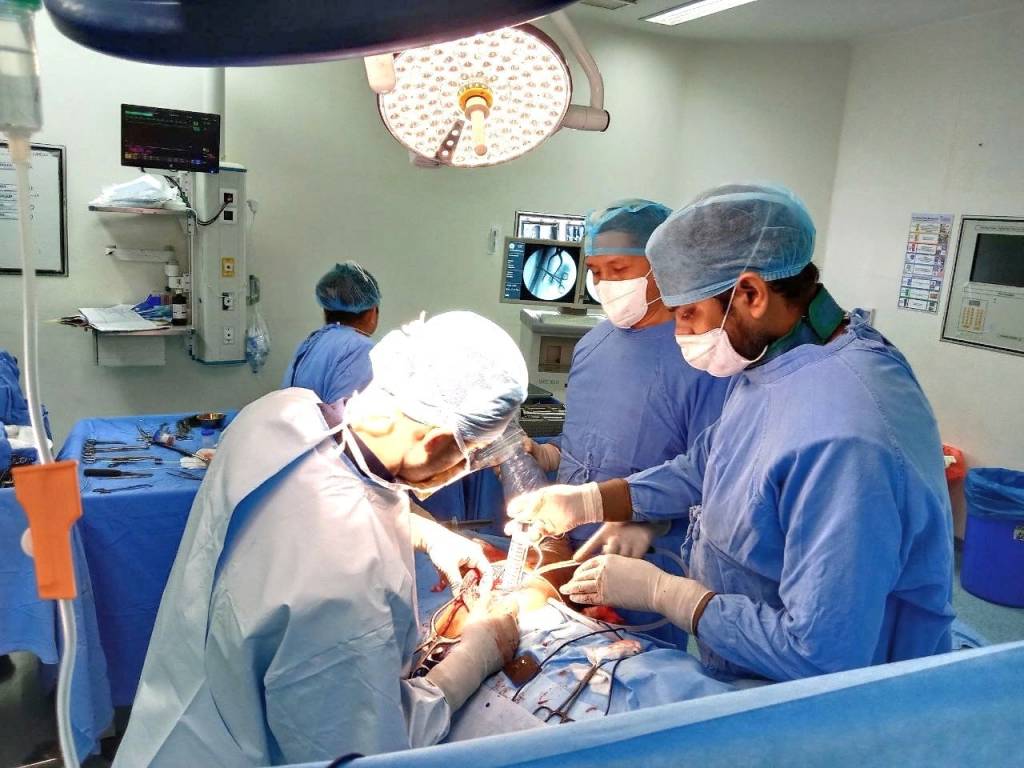 Katta kokrak bilan etuk porno