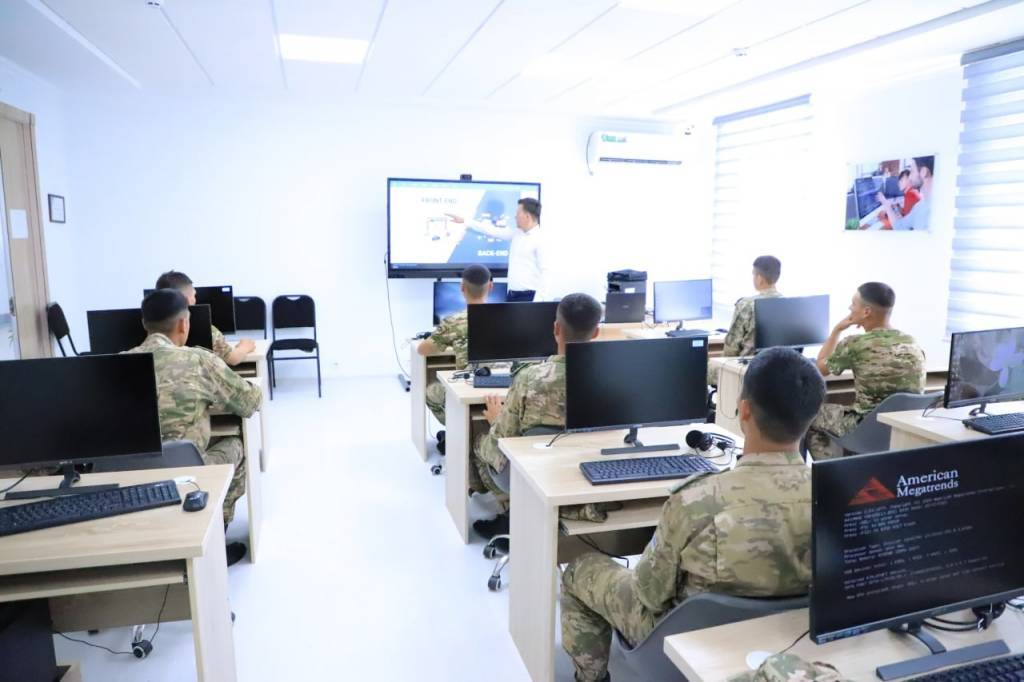 Солдаты изучают секреты профессий, находясь на службе