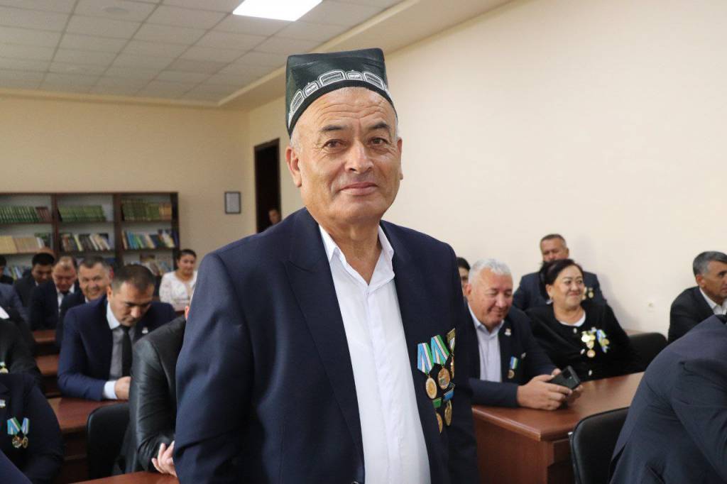 Оқсоқол талаба бўлди