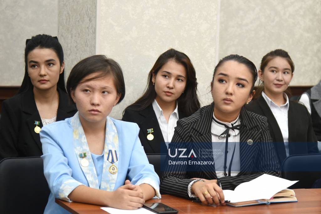 Ikki erkak va ayol ishtirokidagi guruh pornosini tomosha qiling