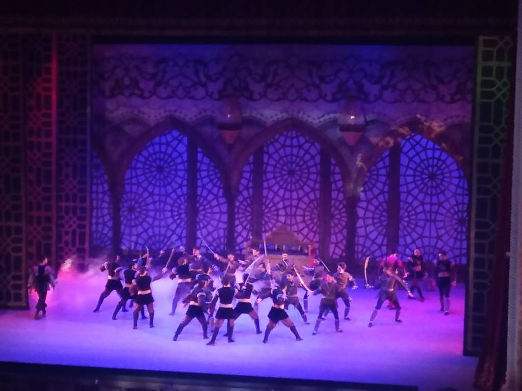 Porno oila er-xotin qul kamsitadi