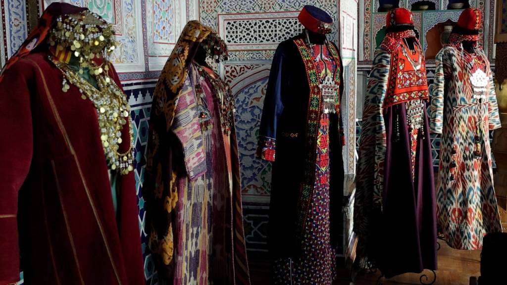 Milliy liboslar porno