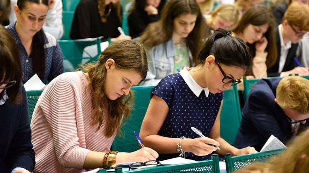 Московская школа егэ. Вуз. Поступить в вуз. Студенты в аудитории. Психология вузы егэ.
