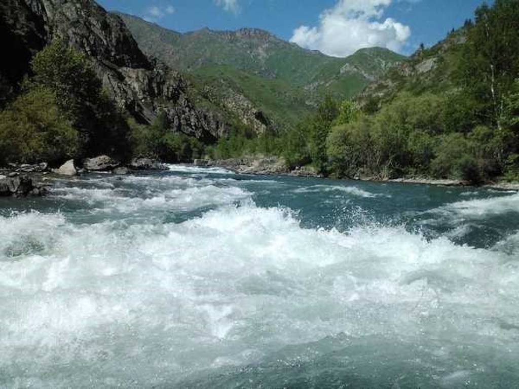 Реки полноводные время. Реке Кок-Су. Река Коксу Узбекистан. Река Коксу Казахстан. Горные реки Таджикистана.