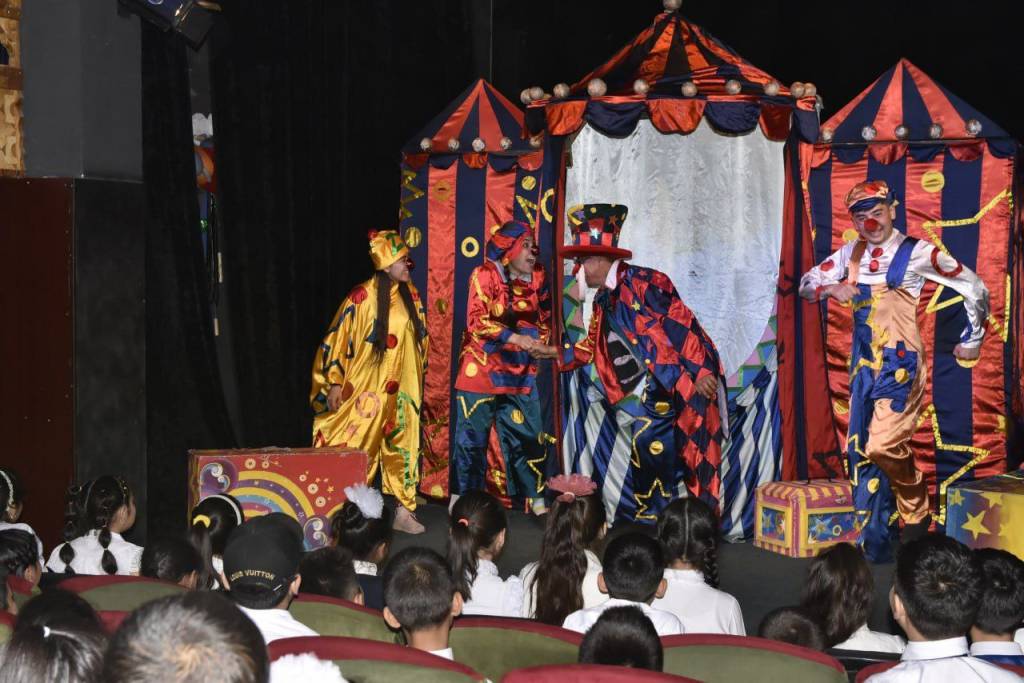 “Teatr oyligi”: amaliy muloqot va sahna asarlari yoshlarga yoqdi