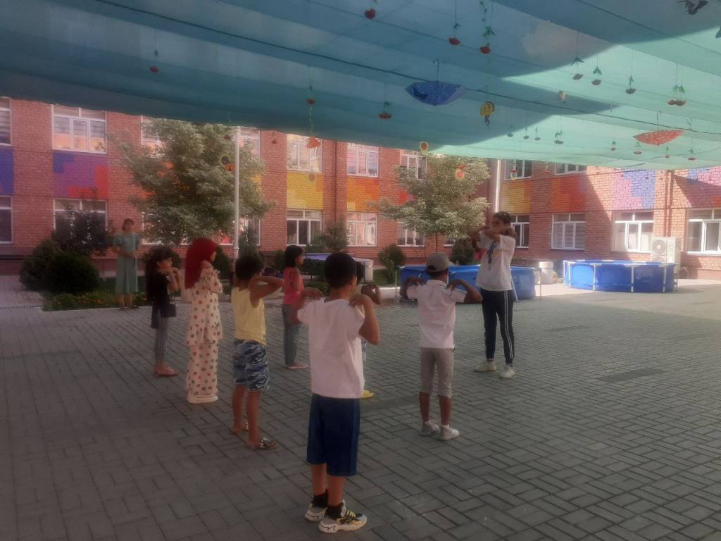 U har bir xonada jojasini sikadi