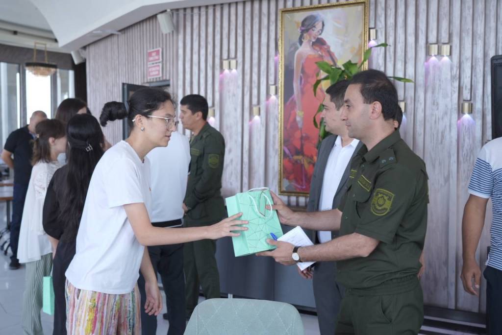 Yirtilgan taytlarda yalangoch Sariq xotinning mushuki 45