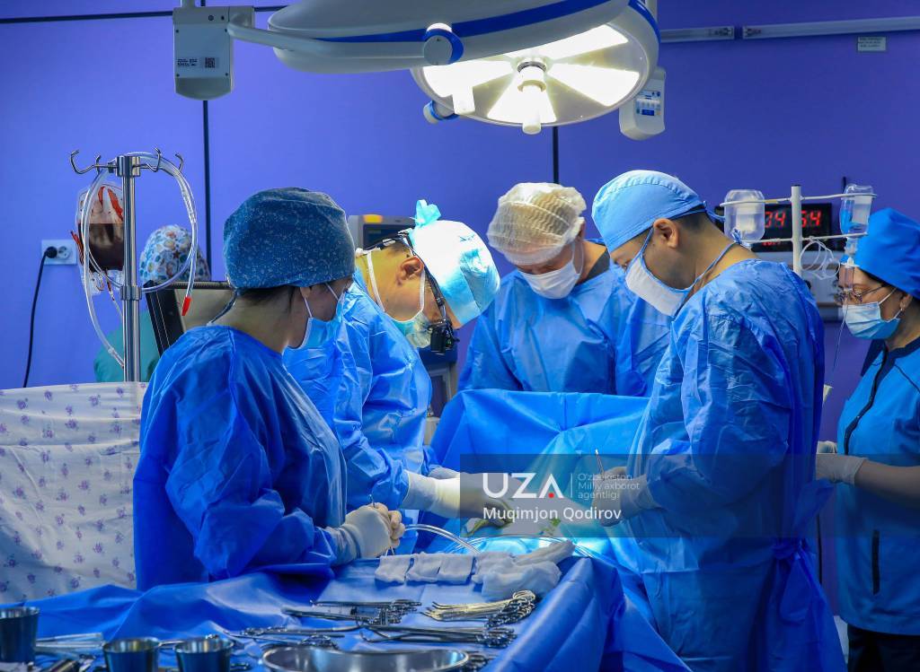 Yigit qirmizi yubka va tufli kiygan qizning anusiga qolini tiqdi