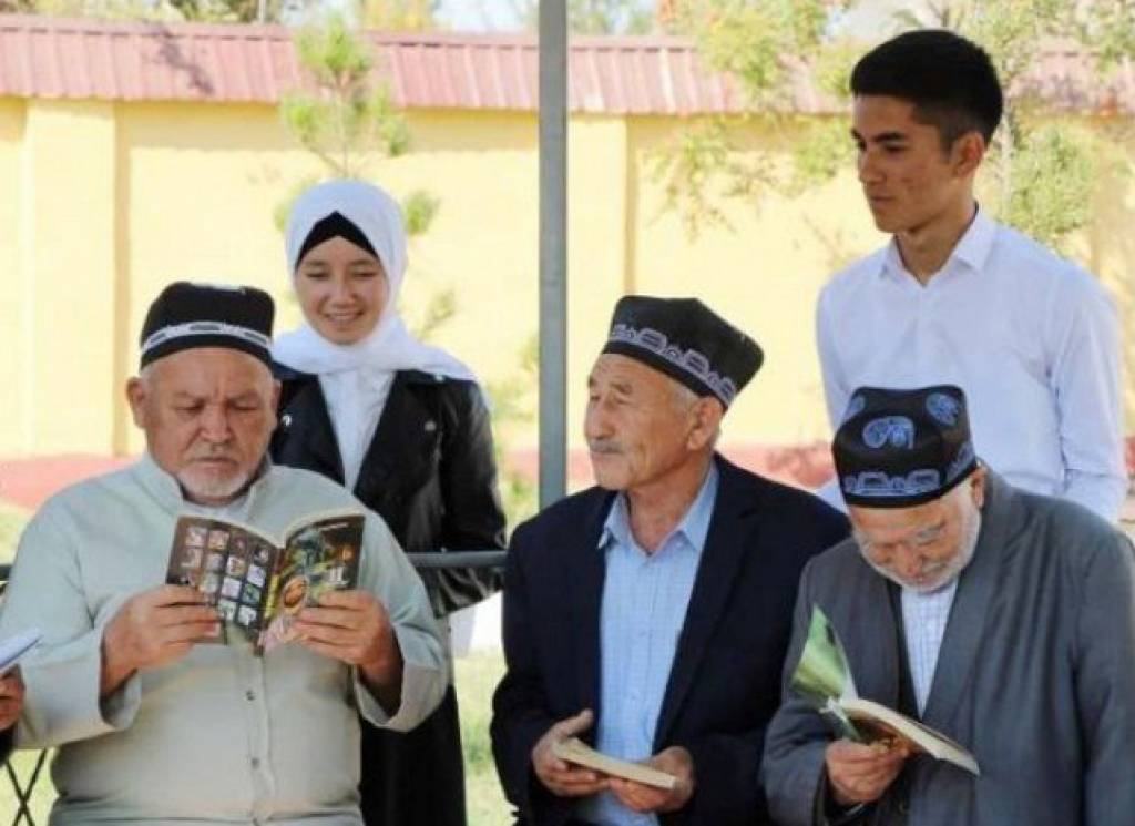 Oriq porno Ayollar yalangoch holda daryoda chomishadi