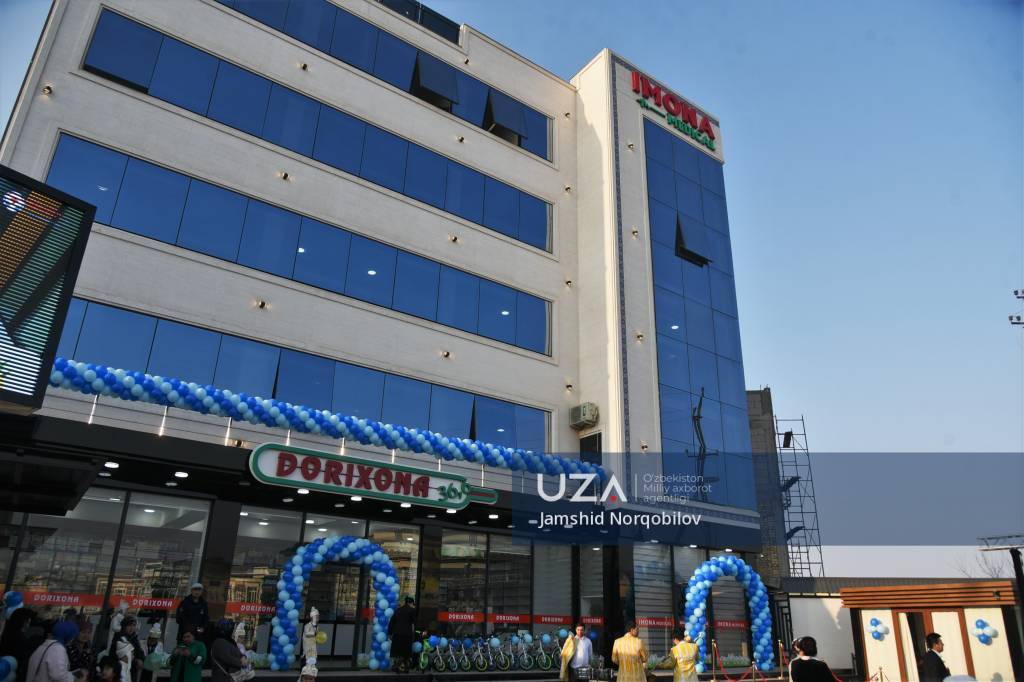 Shaffof pantiesdagi qizlar, yalangoch, it uslubi