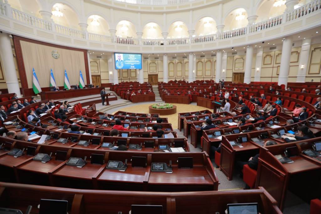 Clone serialidagi yalangoch aktrisalar Katta dumbali porno videolar