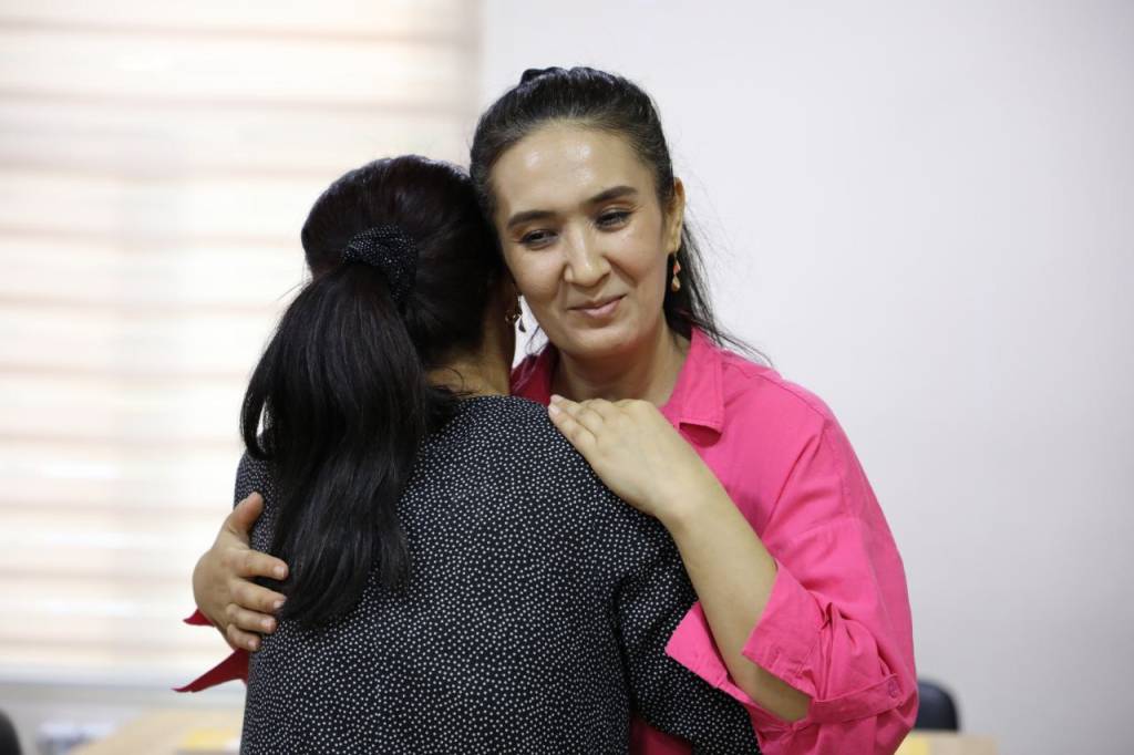 Toliq, seksual qizlarning fotosuratlari kichik singlisi bilan uy qurilishi porno