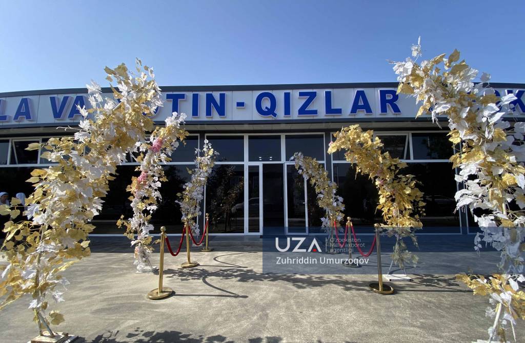 Keksa erkak va yosh ayol ortasidagi anal jinsiy aloqa U chekish uchun chiqdi va sikildi.