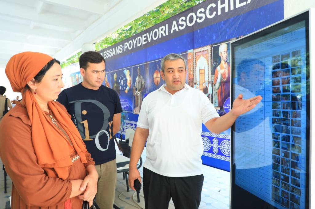 Katta teshik anal onlayn Xonanda Sandraning yalangoch surati