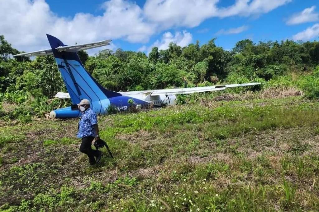 印度尼西亚一架飞机冲出跑道