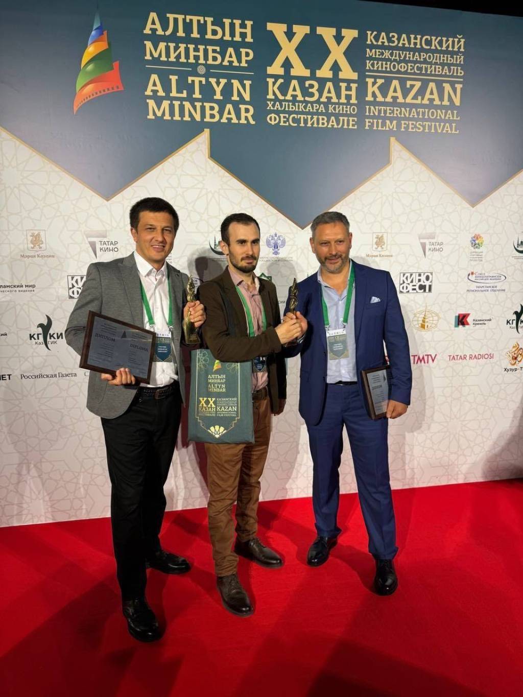 Elena Berkova pornoda qattiq sikiladi. Gey soqolli porno