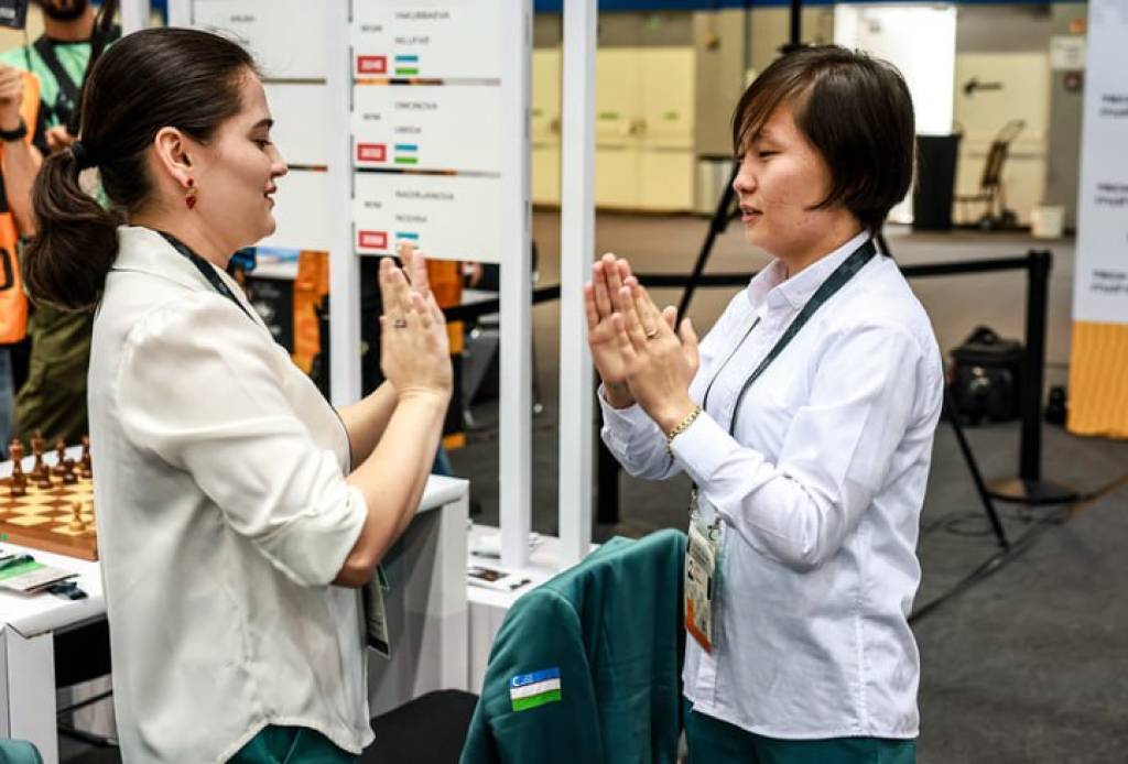 Yalangoch tekis kokraklar Otkinchilar oldida jinsiy aloqani onlayn tomosha qiling