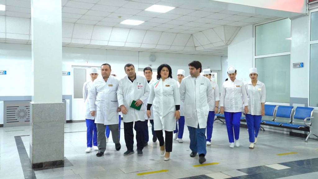 Xolam o‘zini yuvayotganda ayg‘oqchilik qilardim.