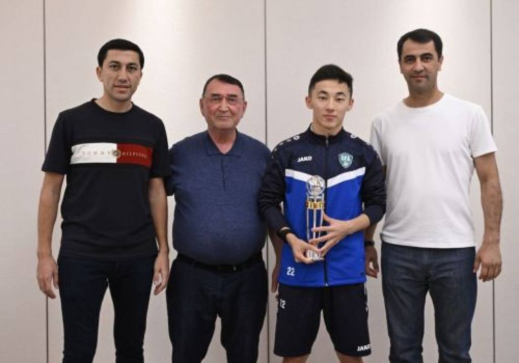 Abbosbek Fayzullayev mukofotlandi