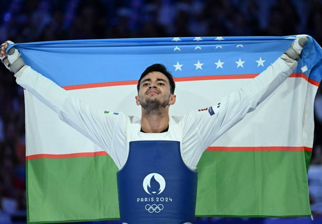 乌兹别克男孩在奥运会上升起国旗