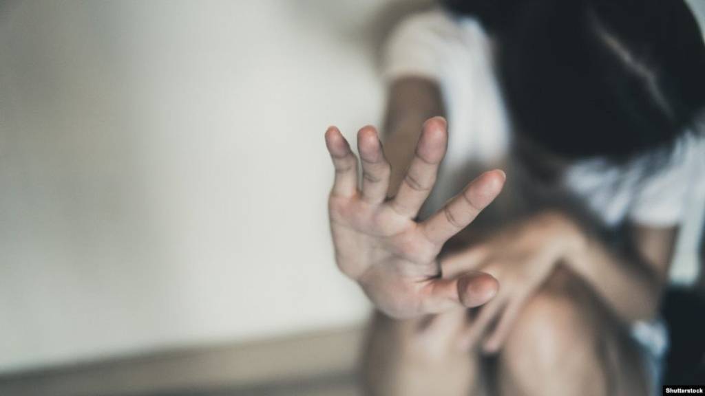 Shaxsiy odam uchinchi shaxs bilan jinsiy aloqa qilish uchun taklif qilindi. Shaxsiy odam uchinchi shaxs bilan jinsiy aloqa qilish uchun taklif qilindi.