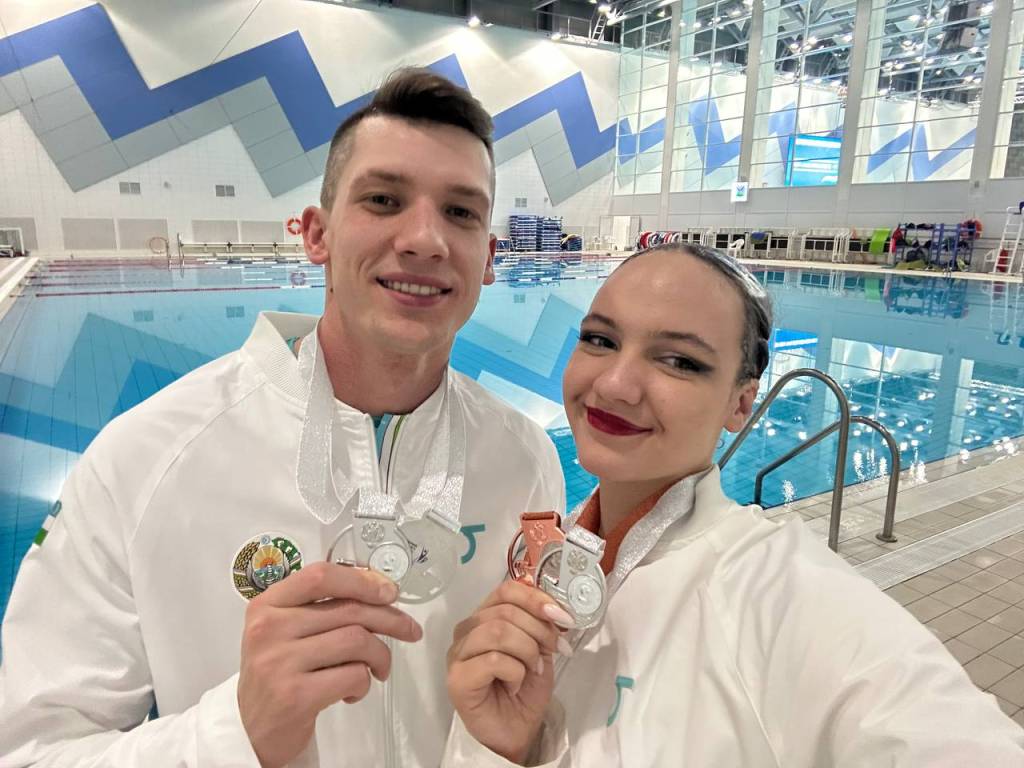 Qattiq shim kiygan yalangoch qizlar